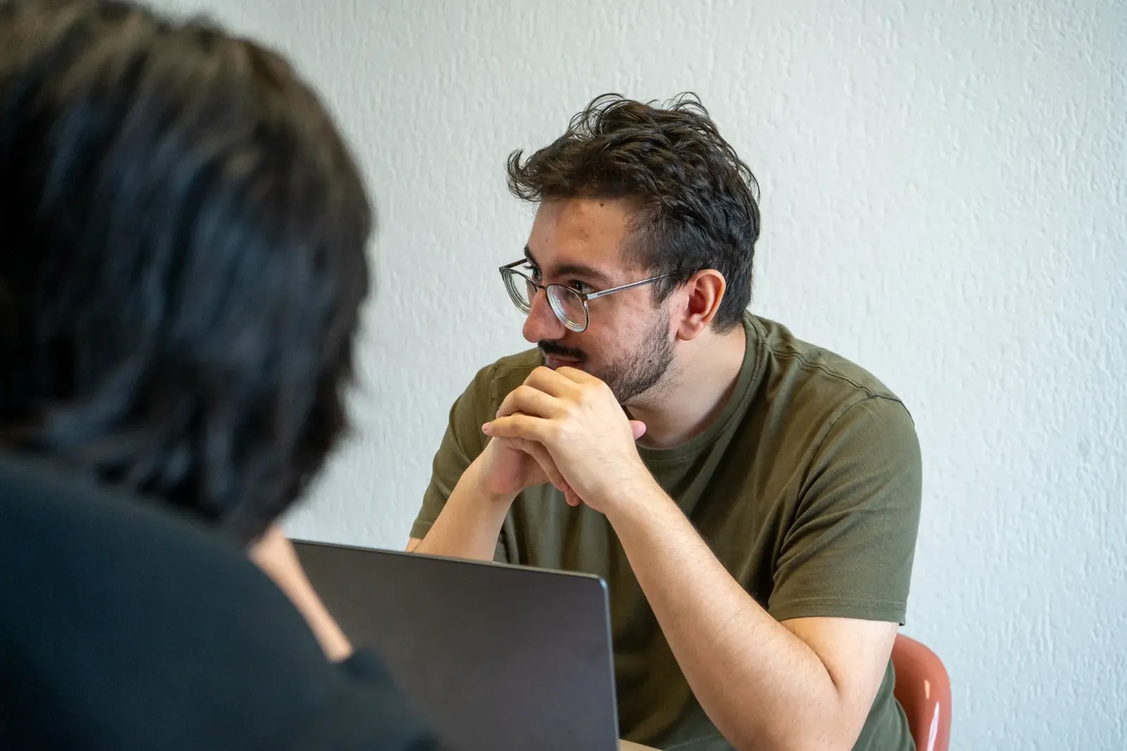 Échange entre un membre de l’équipe Makema et un client