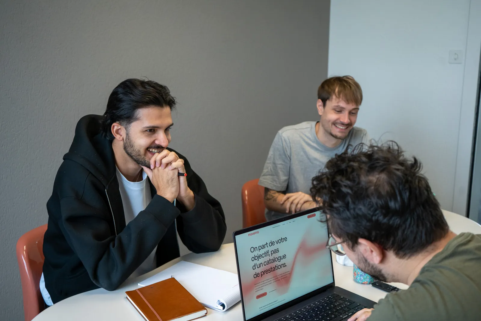 Un échange dans les bureaux de Makema à Neuchâtel
