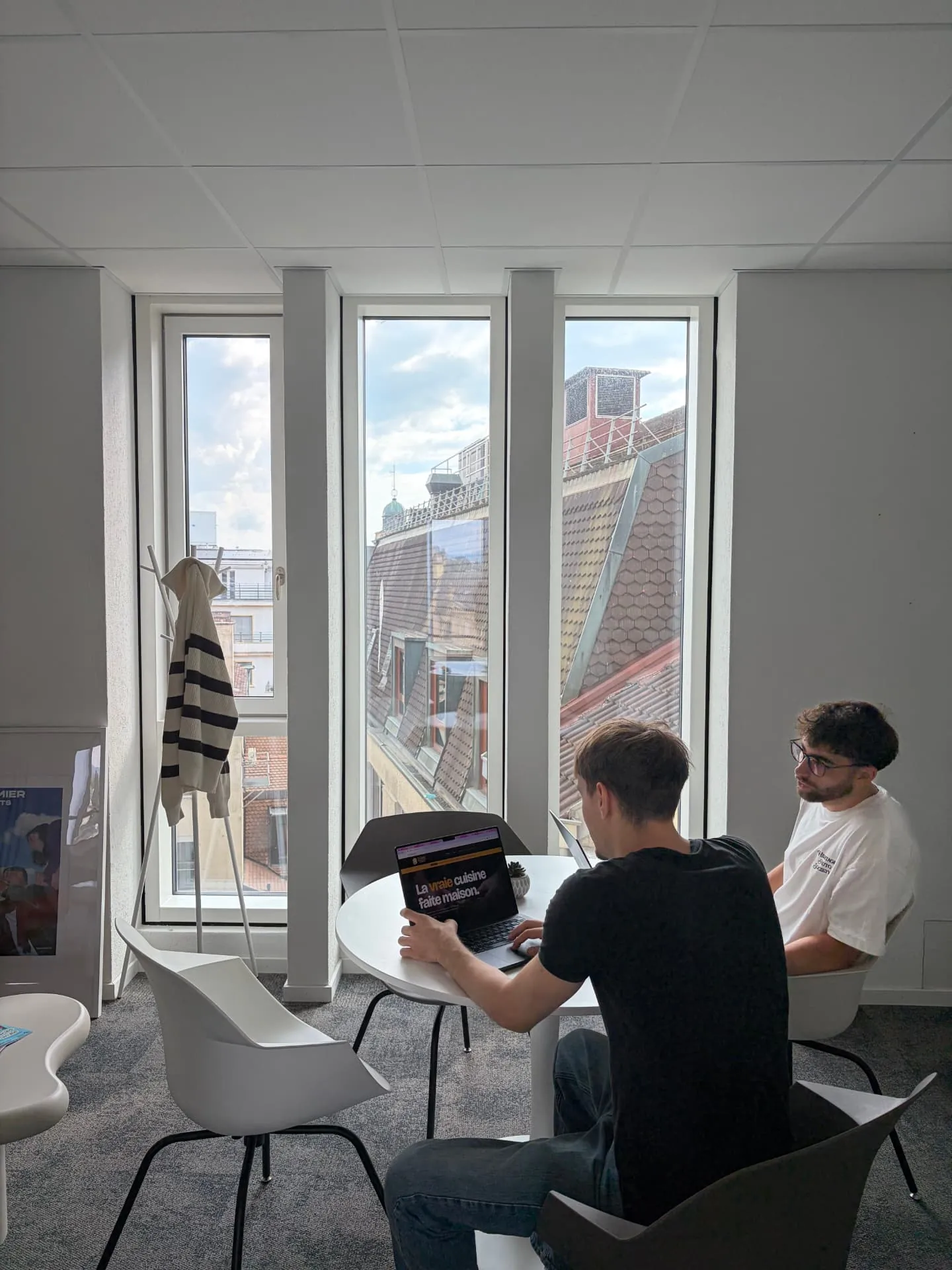 Deux membres de l’équipe Makema au travail dans les bureaux de Neuchâtel