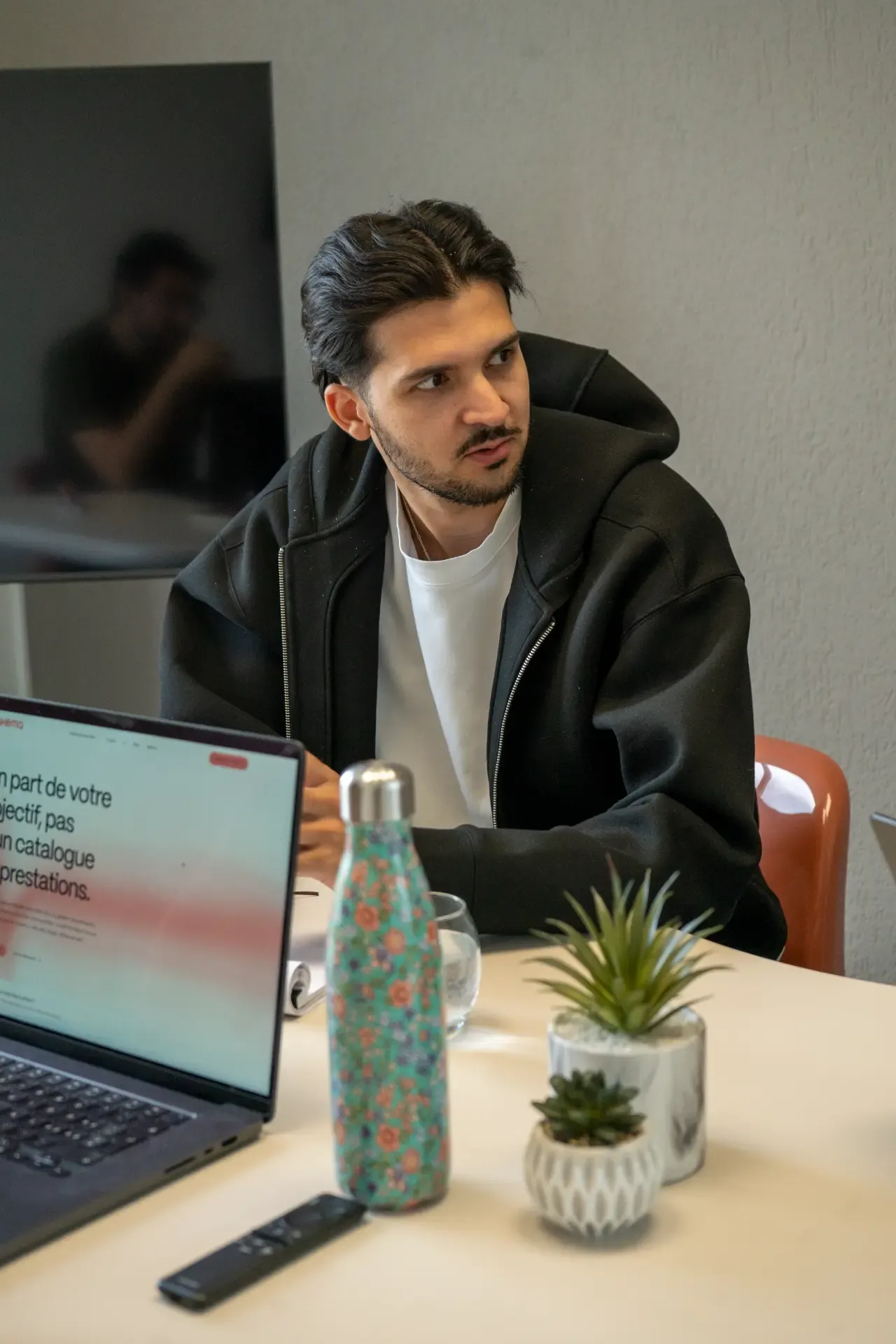Travail de référencement dans les bureaux Makema à Neuchâtel