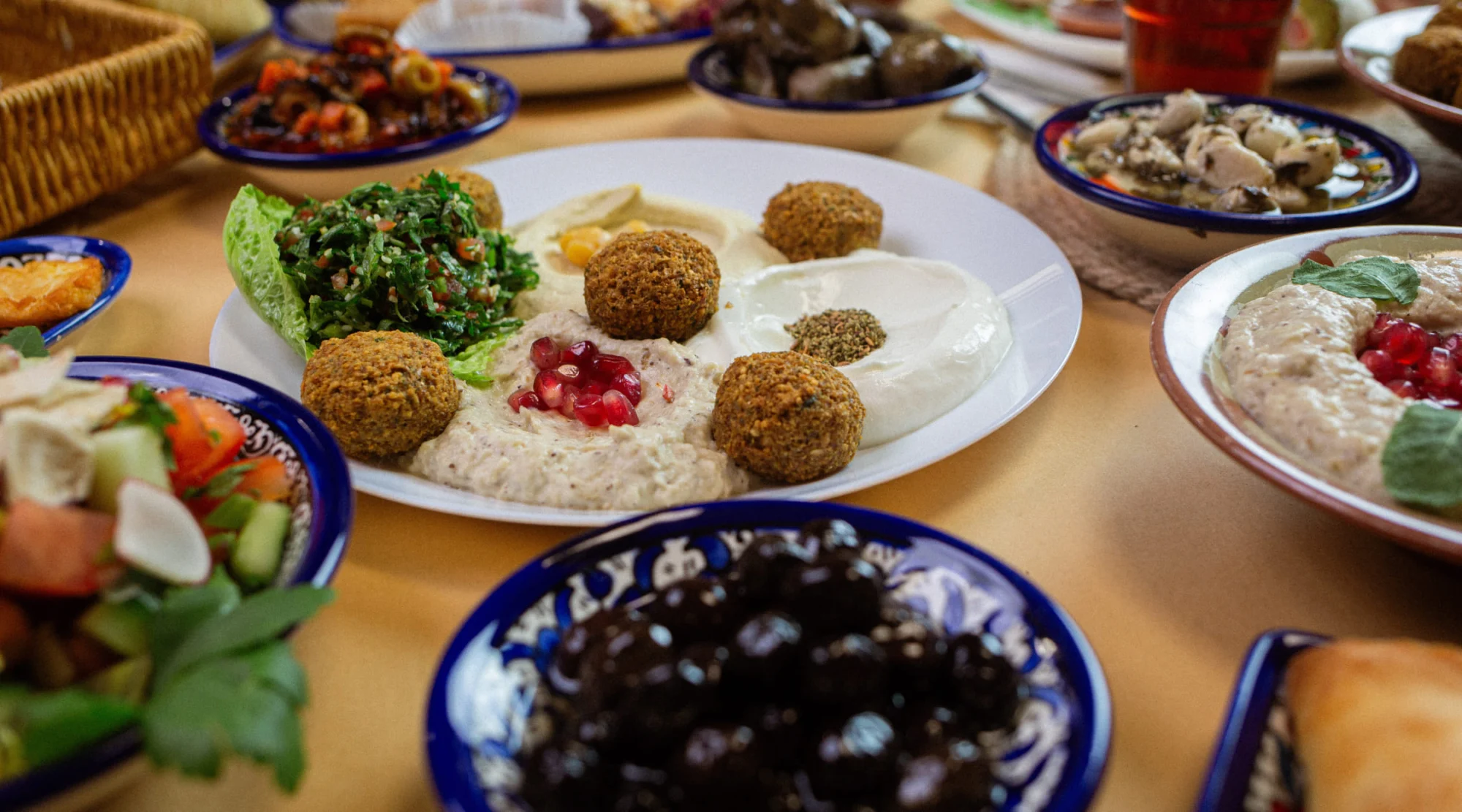 Assiette de falafels et plats jordaniens de Chef Falafel