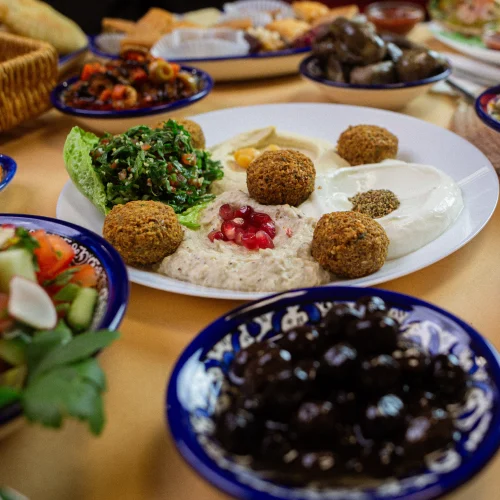 Assortiment de plats jordaniens : falafels, houmous et légumes