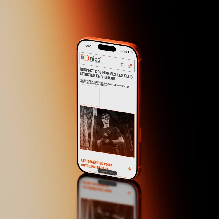 iPhone affichant le site Ionics sur fond dégradé